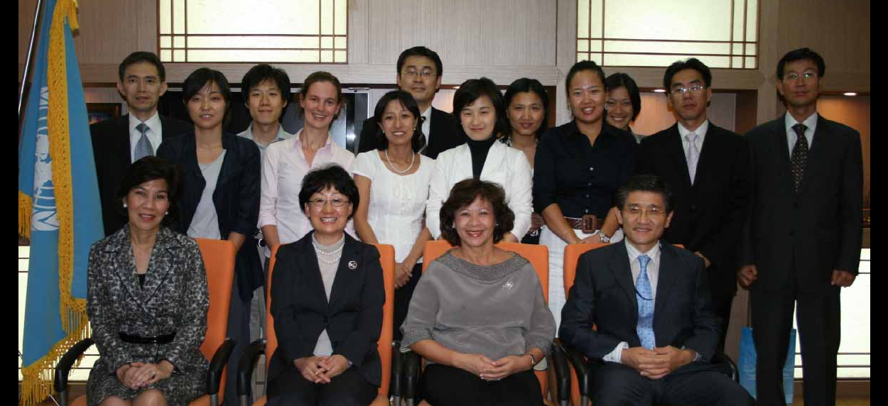 Standing second from left: Hye Ryoung Jung; Standing third from right: Sun Mi Ha